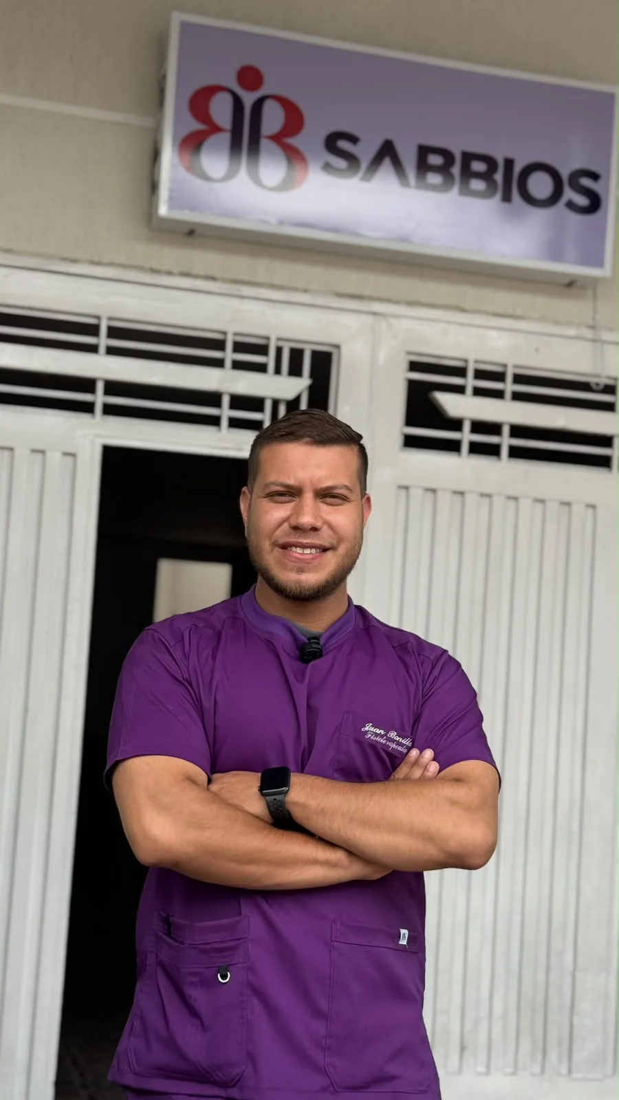 Fachada real de SABBIOS y profesional de la clínica en Popayán