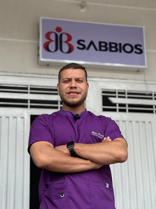 Fisioterapeuta de SABBIOS en la fachada real del consultorio